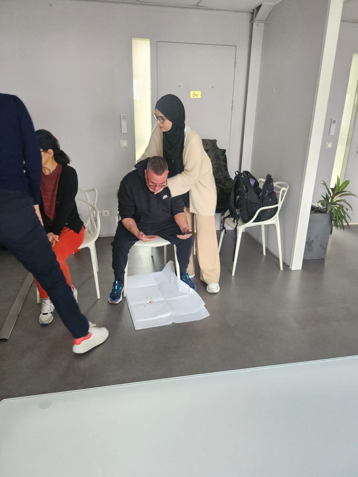 Formation aux gestes et soins d'urgence avec du matériel professionnel
